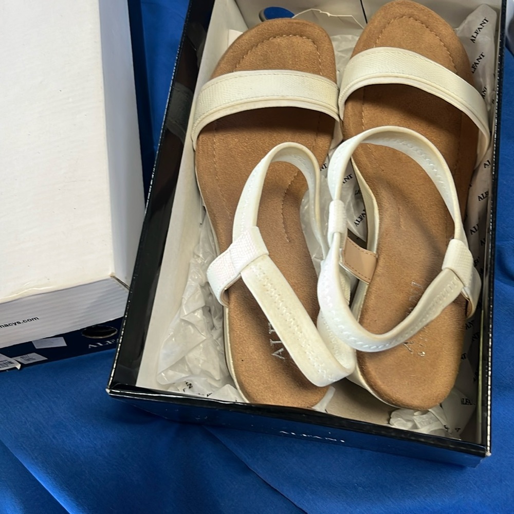 Women’s sandal -white (never worn)